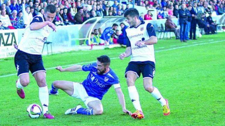 Juanfran reactiva a un Linares que mereció más Juanfran reactiva a un Linares que mereció más