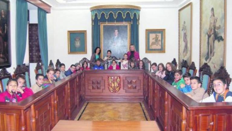 Escolares se interesan por la actividad del Ayuntamiento Escolares se interesan por la actividad del Ayuntamiento