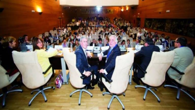 Enfermeros analizan la labor de los cuidadores familiares Enfermeros analizan la labor de los cuidadores familiares