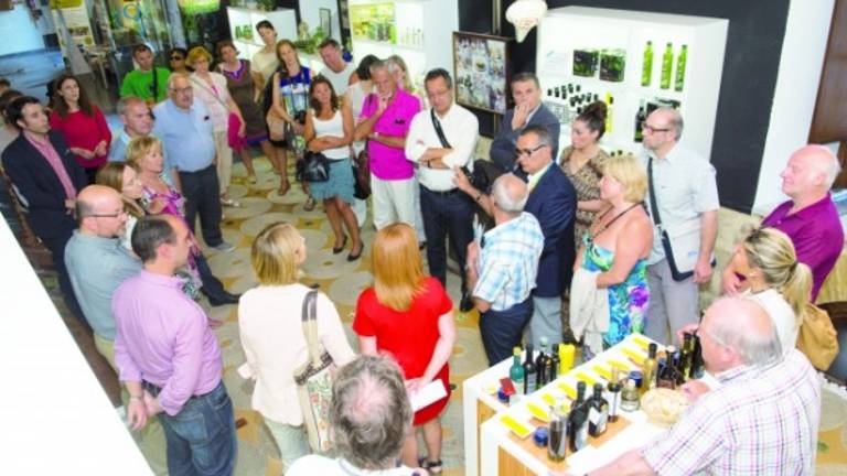 Touroperadores descubren el potencial del mar de olivos Touroperadores descubren el potencial del mar de olivos