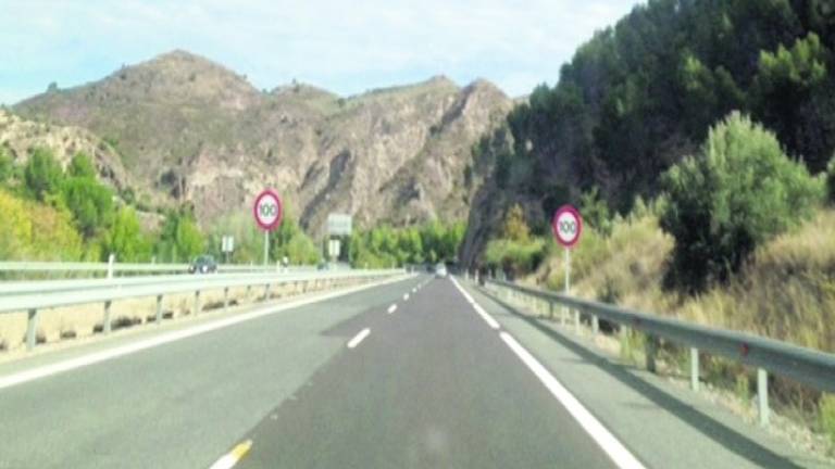 Quejas ante la persistencia del “límite a cien” en la autovía A-44 Quejas ante la persistencia del “límite a cien” en la autovía A-44