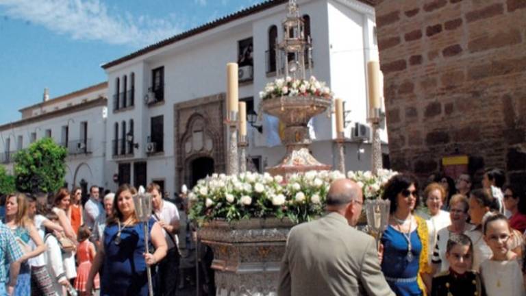 El Cuerpo de Cristo pasea por las calles iliturgitanas El Cuerpo de Cristo pasea por las calles iliturgitanas