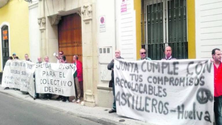 Los santaneros exigen, en Sevilla, una salida definitiva Los santaneros exigen, en Sevilla, una salida definitiva