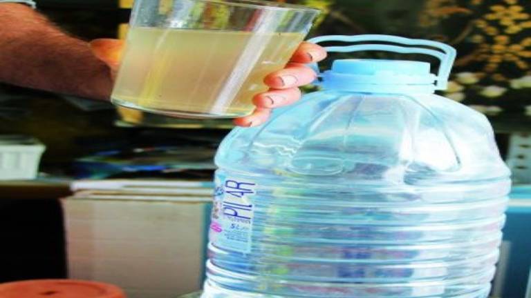 El agua del grifo vuelve a salir turbia en Mogón El agua del grifo vuelve a salir turbia en Mogón