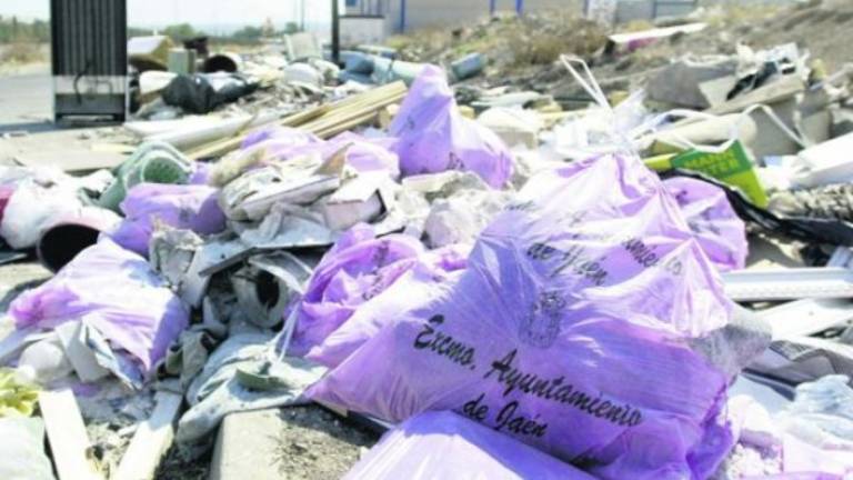 Vecinos del casco histórico esperan sus bolsas de basura Vecinos del casco histórico esperan sus bolsas de basura