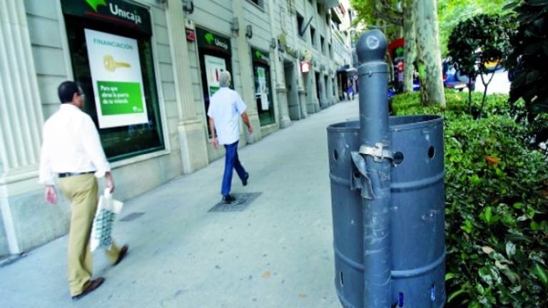 Pide 30.000 euros tras caerse por el poste de una papelera Pide 30.000 euros tras caerse por el poste de una papelera
