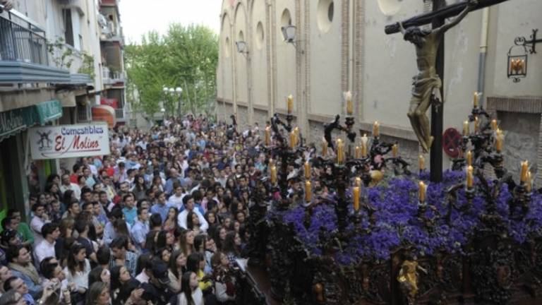 Las calles se apagan para alumbrar al Señor Crucificado