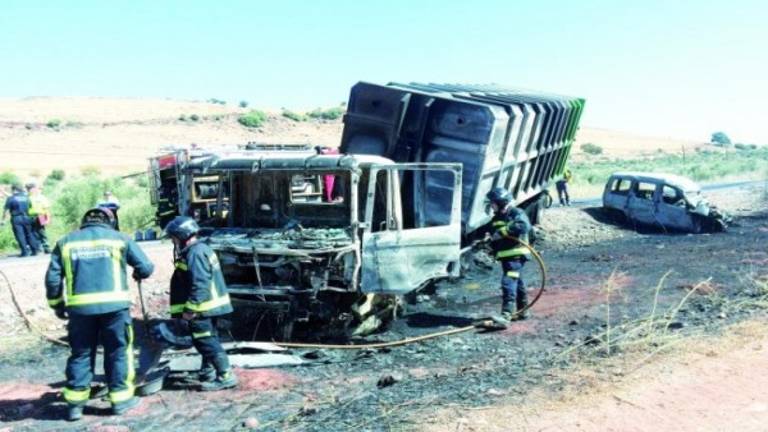 Muere calcinado al chocar contra un camión en la A-312