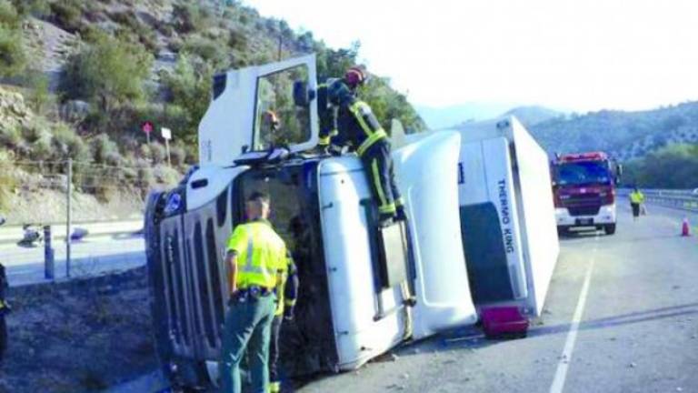 Otro camión vuelca a su paso por la autovía A-44 Otro camión vuelca a su paso por la autovía A-44