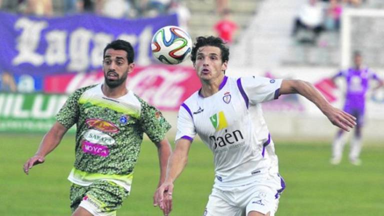 El Real Jaén se duerme y convierte el partido en una Hoya a presión El Real Jaén se duerme y convierte el partido en una Hoya a presión