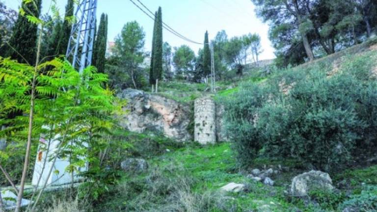 Buscan a un hombre que tiró a un policía por un terraplén Buscan a un hombre que tiró a un policía por un terraplén