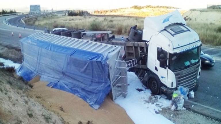Aparatoso accidente con el vuelco de un camión en la Carretera de Córdoba Aparatoso accidente con el vuelco de un camión en la Carretera de Córdoba
