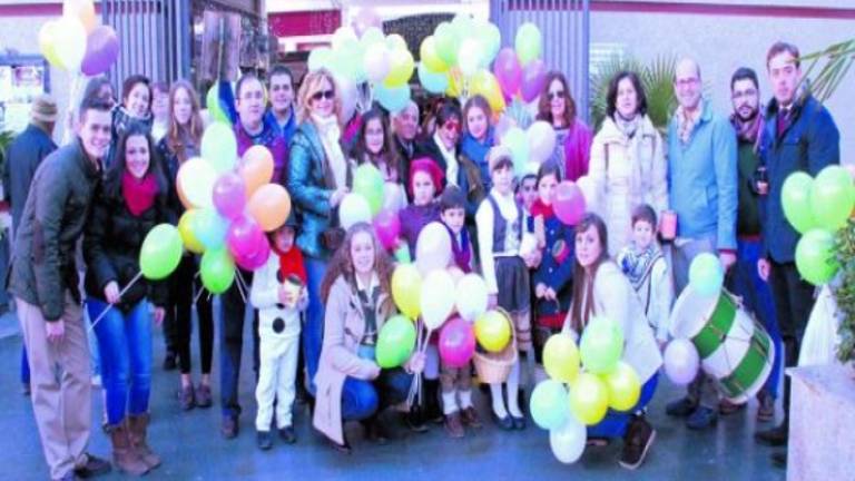 Buena acogida al pasacalles y besamano solidario de la matriz