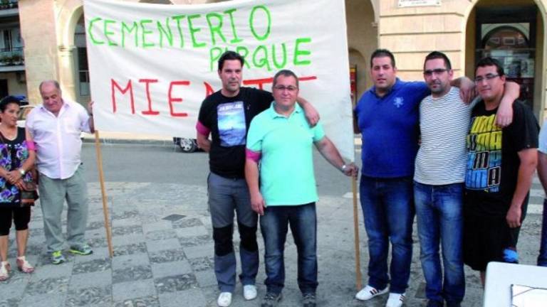 Concentración para pedir la readmisión de los empleados del cementerio de Andújar Concentración para pedir la readmisión de los empleados del cementerio de Andújar