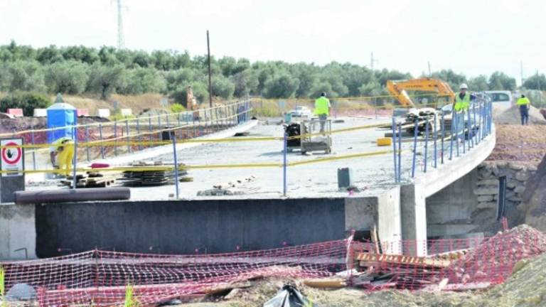 Acercamiento entre Carreteras y afectados por la obra de la A-32 Acercamiento entre Carreteras y afectados por la obra de la A-32