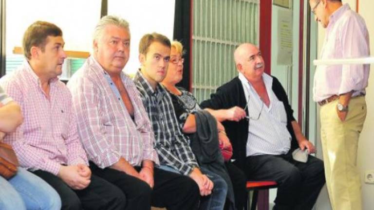 La plantilla de Emdesau y el alcalde se ven en el juzgado La plantilla de Emdesau y el alcalde se ven en el juzgado