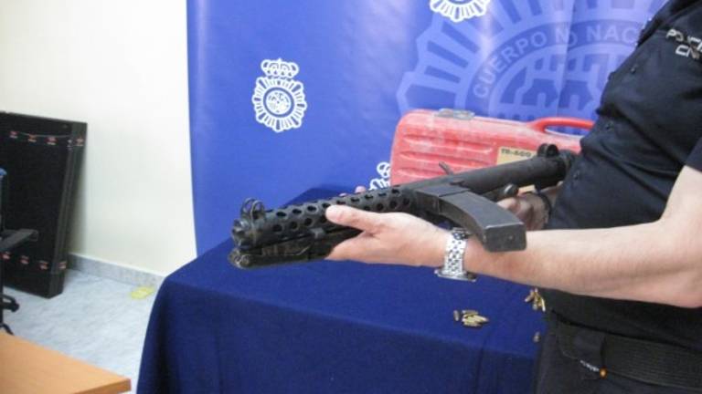 La Policía detiene a un hombre con una metralleta La Policía detiene a un hombre con una metralleta