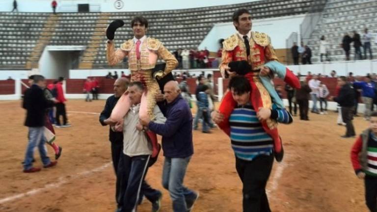 David Gil y Adrián de Torres, a hombros en Villanueva del Arzobispo