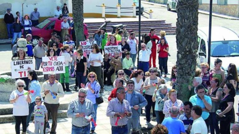 Vecinos de Espelúy acaban el encierro en el Ayuntamiento