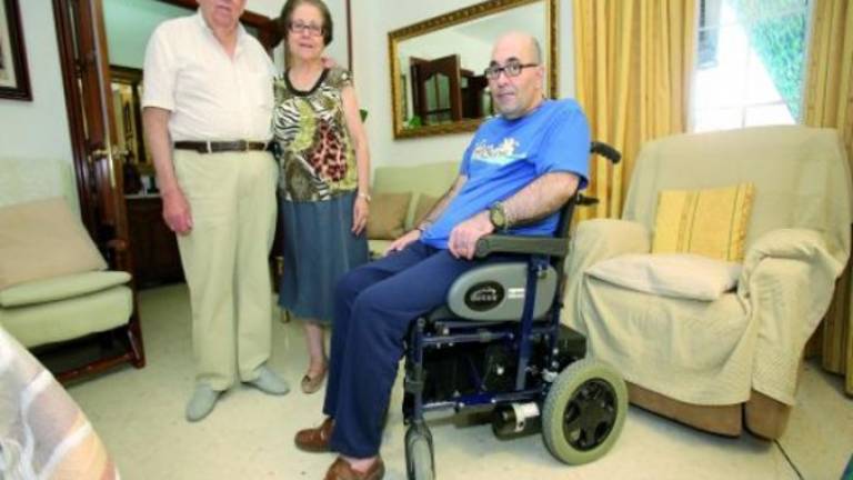 Paco Mora ya pasea con su nueva silla con motor Paco Mora ya pasea con su nueva silla con motor