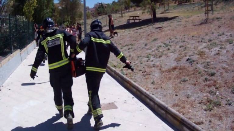 Rescatado un menor tras quedar colgado en la valla que rodea el IES Auringis