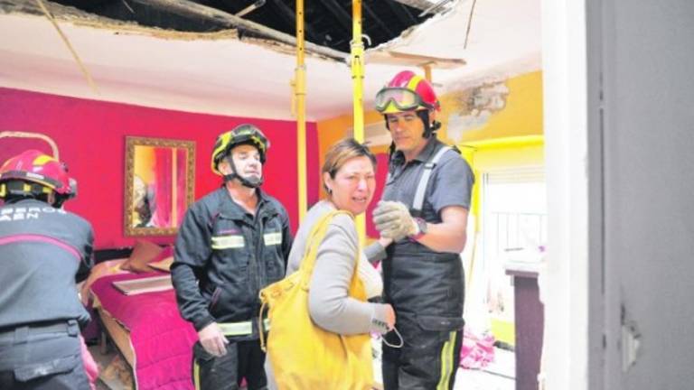 El derrumbe de un tejado deja en la calle a una familia El derrumbe de un tejado deja en la calle a una familia
