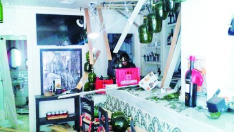Un herido en una explosión por un escape de gas en un bar Un herido en una explosión por un escape de gas en un bar