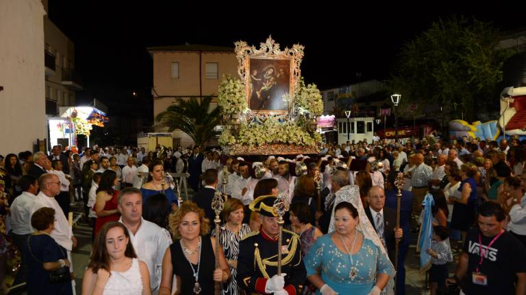 La Virgen resplandece en la calle