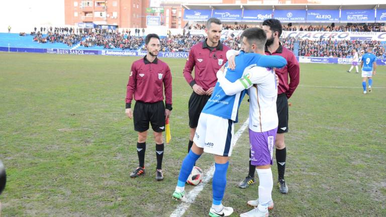 El Linares gana al Real Jaén y pinta el derbi de color azulillo El Linares gana al Real Jaén y pinta el derbi de color azulillo