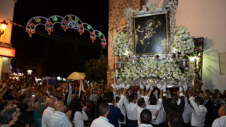 La Virgen resplandece en la calle