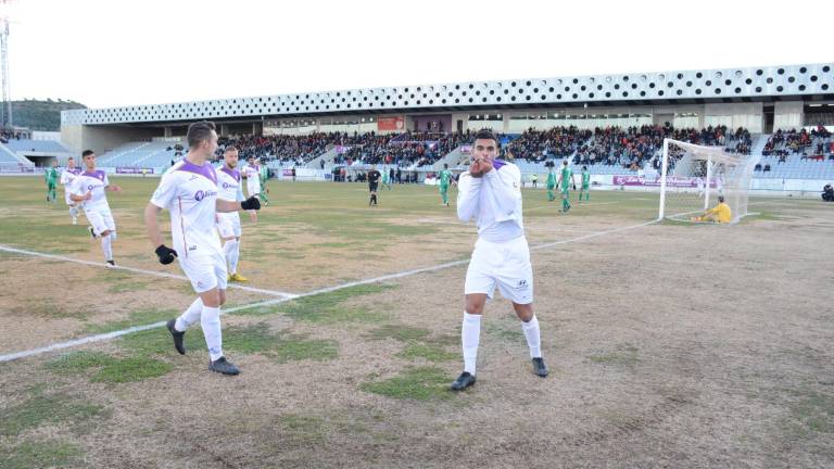 El Real Jaén gana al Vélez y se mantiene líder El Real Jaén gana al Vélez y se mantiene líder