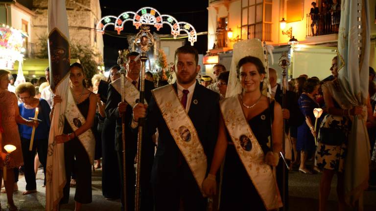 La Virgen resplandece en la calle