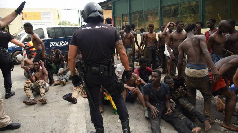 Heridos siete guardias civiles en el salto a la valla de Ceuta