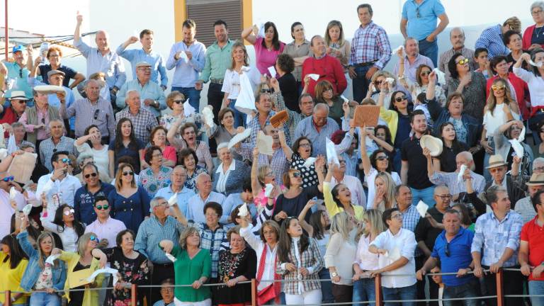 Navas llena de olés su nueva plaza Navas llena de olés su nueva plaza