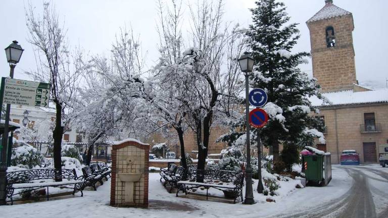 La nieve obliga a circular con cadenas en diez vías La nieve obliga a circular con cadenas en diez vías