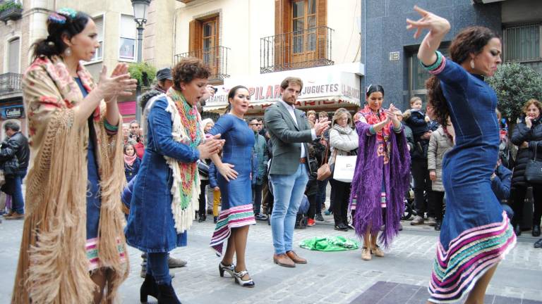 San Antón baila flamenco por las calles de la capital