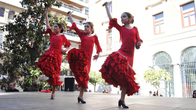 Zapateados y volantes que triunfan en la Deán Mazas