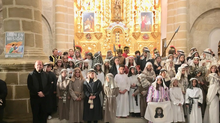 Décimo vía crucis en San Pedro Apóstol