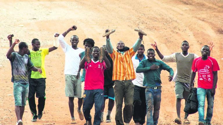 Treinta inmigrantes entran en Melilla tras un salto masivo Treinta inmigrantes entran en Melilla tras un salto masivo