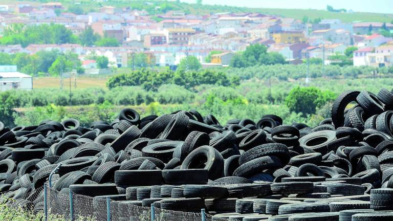 La Junta retira neumáticos del vertedero por orden de un juez La Junta retira neumáticos del vertedero por orden de un juez