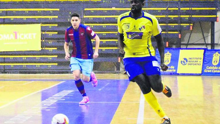 Ángel Bingyoba refuerza el juego ofensivo amarillo Ángel Bingyoba refuerza el juego ofensivo amarillo