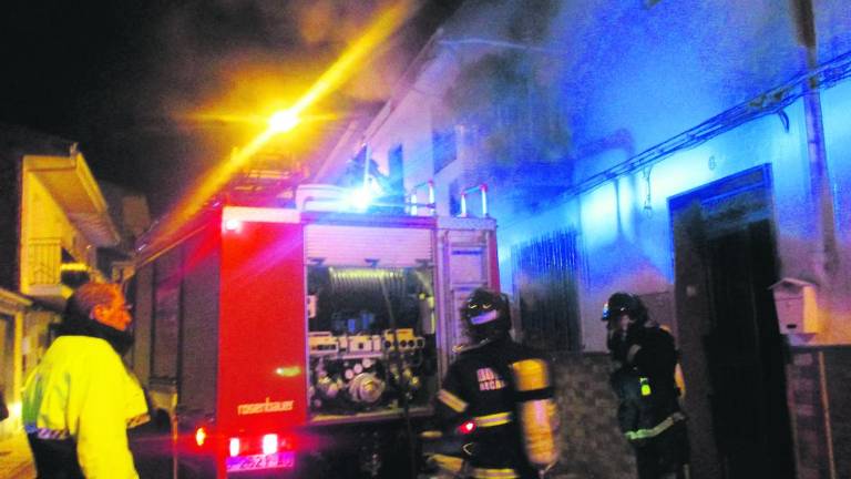 Aparatoso incendio sin daños personales en la calle Cuba Aparatoso incendio sin daños personales en la calle Cuba
