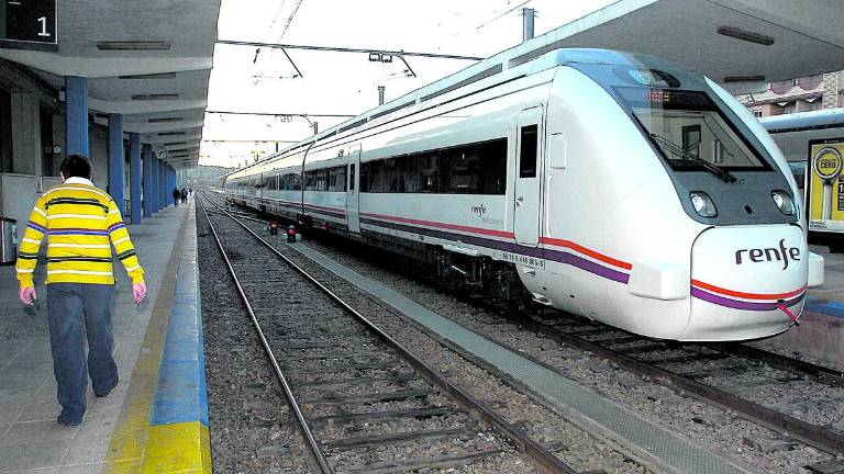 El tren que iba a Granada lleva 3 años parado en la vía muerta El tren que iba a Granada lleva 3 años parado en la vía muerta