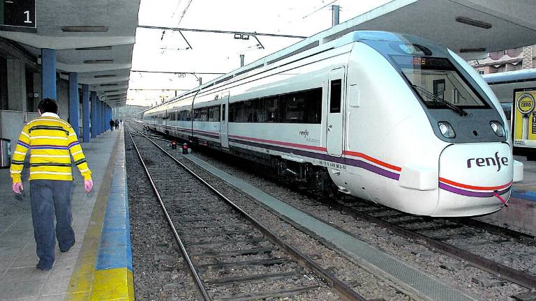 El tren que iba a Granada lleva 3 años parado en la vía muerta