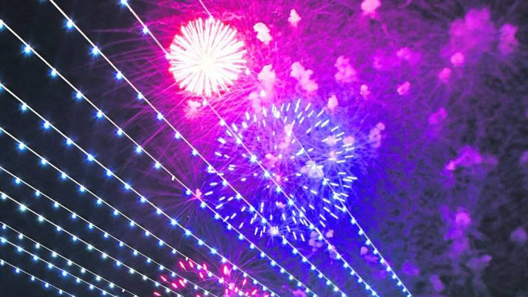 Fin de feria con fuegos artificiales Fin de feria con fuegos artificiales