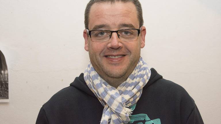 Una chirigota que no critica, “refiere” Una chirigota que no critica, “refiere”