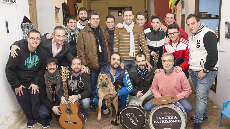 Una chirigota que no critica, “refiere” Una chirigota que no critica, “refiere”
