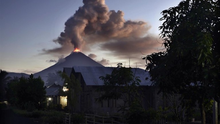 Las autoridades indonesias elevan la alerta tras la erupción de un volcán