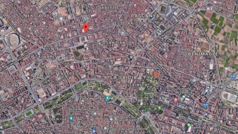 Un hombre se atrinchera con dos cuchillos en un balcón tras una discusión Un hombre se atrinchera con dos cuchillos en un balcón tras una discusión