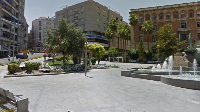 Detenido un joven por agredir a otro con unas tijeras en la Plaza de la Constitución